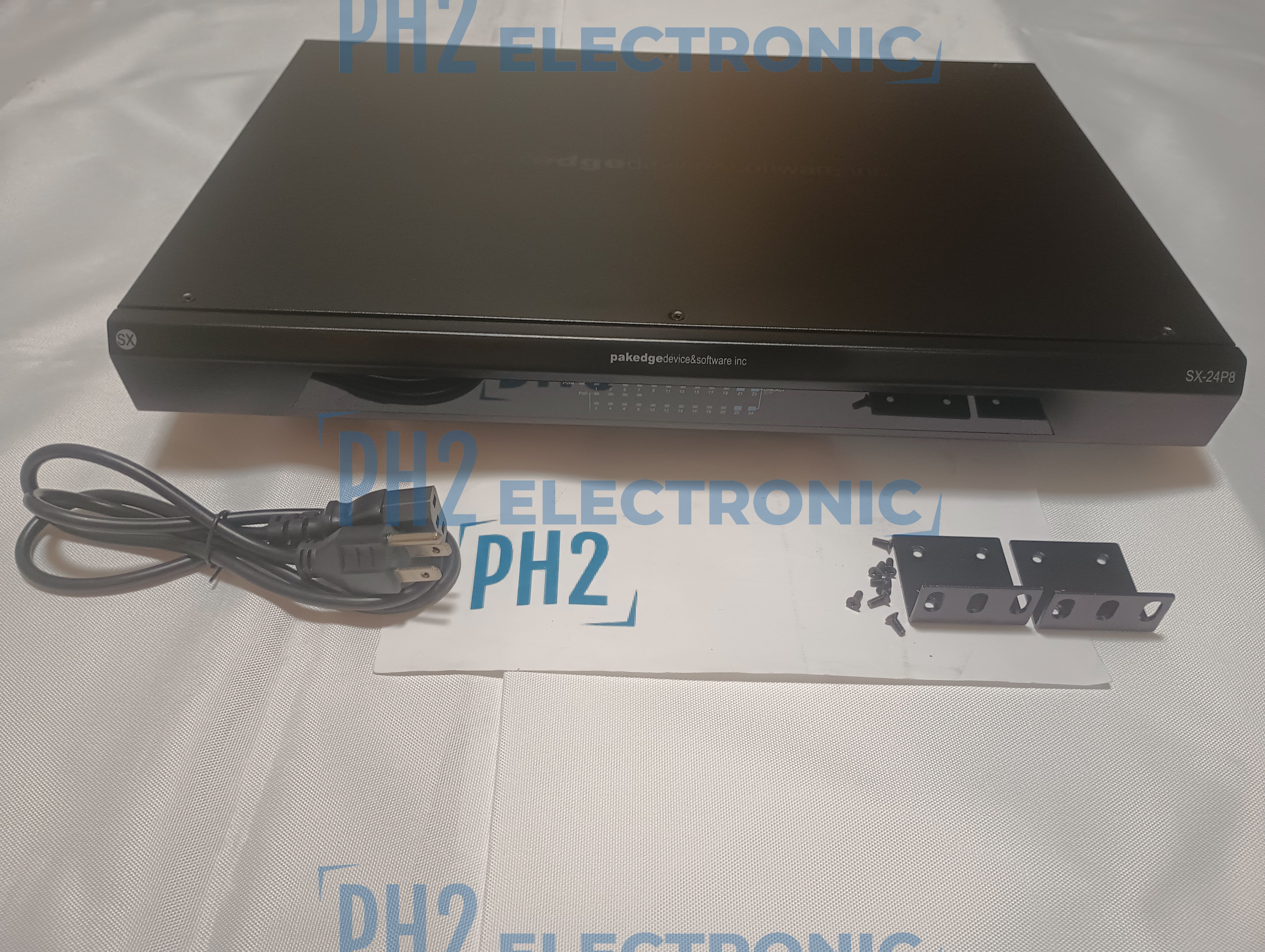 Switch Pakedge S26e 24 Ports Gigabit – 2 Ports SFP – Bon état – Fonctionnel